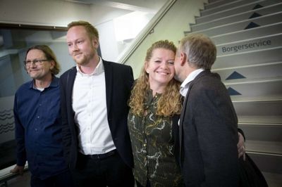 Helle Gade flankeret af Peter Sig Kristensen (EL), Johan Brødsgaard (R) og Hans Okholm (SF), da det i nat stod klart, at hun med deres støtte bliver ny borgmester i Silkeborg Kommune. Foto: Jakob Stigsen Andersen