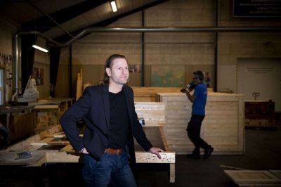Kim Thorsen er direktør i PT Constructions, hvor den største afdeling ligger her på Vandværksvej i Kjellerup, mens den oprindelige mindre afdeling er bevaret på Pasteursvej i Silkeborg. Inklusiv Kim Thorsen selv beskæftiger virksomheden fem medarbejdere, og i særligt travle perioder er det muligt at ansætte ekstra folk. Kim Thorsen selv giver også gerne et nap med i produktionen, når det kniber. Ellers tager han imod ordrer og udregner tilbud, ligesom han også gerne kører ud til kunderne. Administrationen af virksomheden er udliciteret. Foto: Jakob Stigsen Andersen