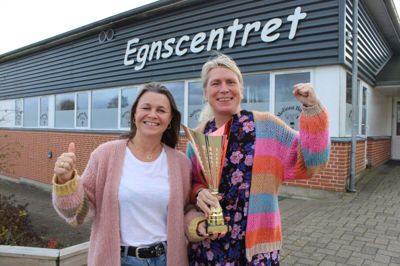 Karina Lavrsen (th) og Tina Jacobsen glæder sig over, at Sjørslev-Demstrup har vundet lokaldysten 2021. Foto: Morten Hallstrøm