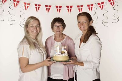 Stifter Lona Schultz sammen med døtrene Hanne og Helle Schultz ved Schultz Pleje & Hjemmeservices 15 års fødselsdag. Da var der fest. Sådan er det ikke længere.