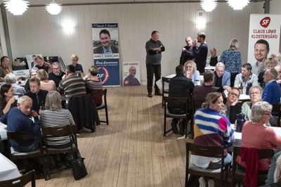 Der dukkede omkring 100 mennesker op til mødet i Thorning Forsamlingshus i aftes. Og de fik en anderledes oplevelse i form af speeddating med de fremmødte kandidater, hvor de kunne snakke med dem ansigt til ansigt om hvad som helst.