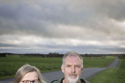 Søs og Kaj Lauritsen: Ægtefolk og kolleger. Det sidste har de været i 25 år. Billedet er taget mellem de to kirker - Thorning og Grathe - hvor de to gravere arbejder. Der er kun fire kilometer mellem de to arbejdspladser.