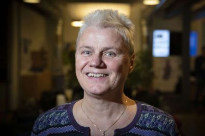 Efter 39 år i skolesystemet og 17 år på Thorning Skole som leder har Lone Stig Andersen valgt at sige farvel og gå på pension. Hun forlader jobbet ved årsskiftet, hvor hun også fylder 64 år. Foto: Martin Ballund