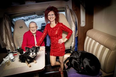 I tourbussen har Sussi og Leo deres to hunde med: Den vagtsomme chihuahua Oscar, der er 11 år og ingen tænder har, og den mere rolige labrador Xena. Parret er ude at spille rigtig meget nu, og Leo siger, at det kan hans helbred sagtens holde til.