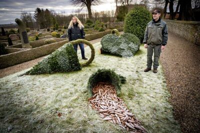 Graver Bitten Møller Hansen og gravermedhjælper Uffe Hansen sørger for den gode julestemning på kirkegården i Vinderslev. Foto: Jakob Stigsen Andersen