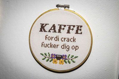 Der er broderiværksted for broderi med mening på museet i Thorning.