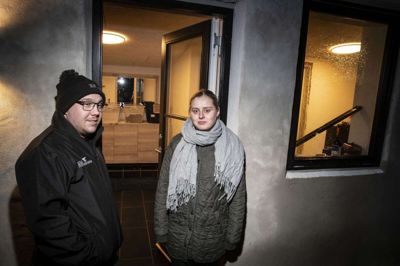 Louise Dyrstrand og Nikolaj Madsen købte Haugevej 82 for et år siden; for det var et billigt hus, og et hus med muligheder i. Men lige nu ved de ikke om de er købt eller solgt. Foto: Martin Ballund