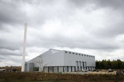 Kjellerup Fjernvarme holder prisen, men prisen på træflis, der er brændslet i Kjellerup, er under pres.