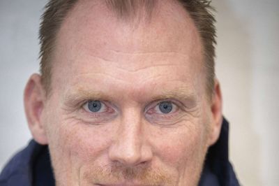 Med en bopæl i Børkop, et arbejde i Horsens og en fodboldklub i Kjellerup er der rigeligt med kørsel for den nye cheftræner i KIF, Morten Rasmussen. Men det passer ham fint. - Når man bruger tiden i bilen fornuftigt, og man har tre unger derhjemme, så er det det eneste tidspunkt man får en pause. Foto: Martin Ballund