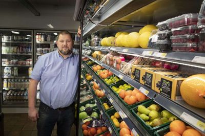 Købmand Kent Sørensen har tidligere været en del af Min Købmand-kæden. Nu bliver han det igen. Foto: Martin Ballund
