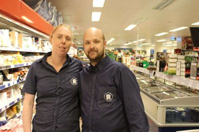 Anne Lise og Lars Klausen stopper som købmandspar i Kjellerup på fredag. Souschef i Resenbro overtager butikken. Foto: Morten Hallstrøm