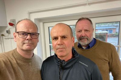 Niels Frydenlund, Morten Hallstrøm og Rasmus Viuff er samlet i podcast-studiet i Kjellerup.