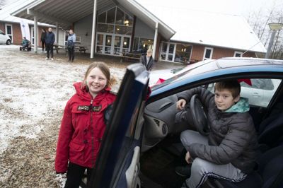 Maria Olsen på 10 år fra Haderslev og Søren Thomsen på 12 år fra Viborg har været med på julelejr på Blå Kors henholdsvis fire gange og seks gange. - Jeg hygger mig her, fortæller Maria Olsen. Søren Thomsen fortæller det samme.