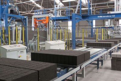 Her et kig ind i et betonvareanlæg, hvor KVM-udstyr håndterer alle delprocesser fra fremstilling af beton til hærdning og til at stille produkterne på paller.