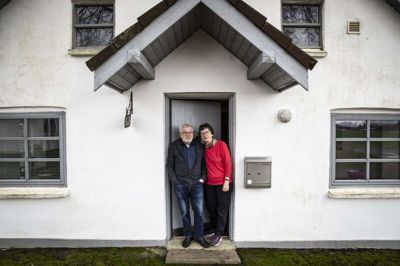 Susanne og Hans Winther kan ikke sælges deres hus. Ikke så længe det ikke er afklaret, hvad der skal ske med motorvejens linjeføring. Foto: Martin Ballund