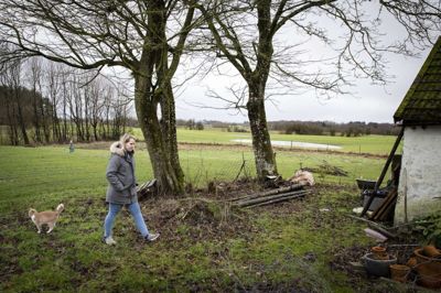 - Det er vildt, at man tror, at man ejer noget, og så kommer der måske nogen og siger noget andet, siger Pernille Nørlund, der er bange for, at motorvejen skal tage hende og mandens drømmehus. Foto: Martin Ballund