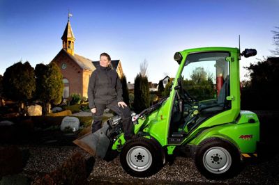 Efter 23 år som graver og kirketjener ved Voel Kirke bliver Helle Gades faste arbejdsplads fra 1. januar på borgmesterkontoret med udsigt til Silkeborg Langsø. Hun overtager kontoret efter Steen Vindum (V), der har været borgmester de seneste otte år. - Steen og jeg har et godt samarbejde. Vi har også været enige om, at uanset hvem af os der blev borgmester, så skal det gode samarbejde fortætte. Vores personligheder klinger godt med hinanden, og det gør det også nemmere at tale sammen, når der er ting, som vi er uenige om, siger Helle Gade. Foto: Jakob Stigsen Andersen