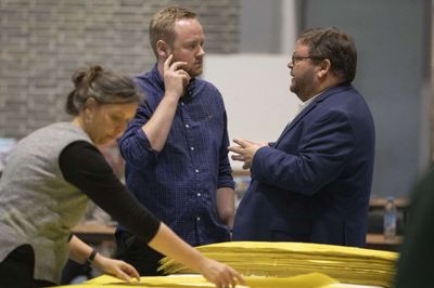 Johan Brødsgaard (i midten): Tages der entré for et arrangement, så koster det husleje. Foto: Martin Ballund