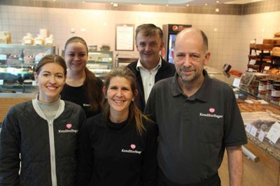 Starten for fem år siden med Konditorbageren i Ans. Her er det fra venstre butikschef Sanne Kusk, ekspedient Marianne Rasmussen, brugsuddeler Karsten Jespersen, ekspedient Karina Kusk samt bagermester Brian Kusk. Foto: Morten Hallstrøm