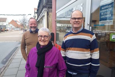 Lis Jespersen, formand for foreningen Kjellerup - borgernes by er i denne uge gæst hos Rasmus Viuff (til venstre) og Niels Frydenlund i Kjellerup Kortbølge.