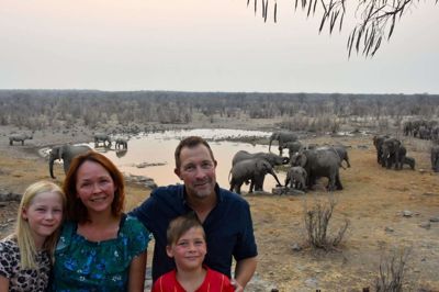 Jesper Grønkjær med sin familie - hele familien er muligvis med i Kjellerup på tirsdag.