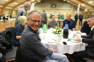 Tidligere bestyrelsesmedlem Poul Erik Clausen sagde tak til den fodboldmand, der havde tvunget ham til at blive træner. Det havde givet ham rigtig mange gode oplevelser.