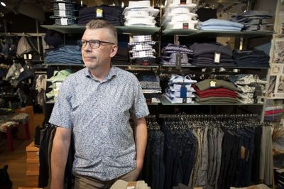 Svend Holm bliver testet jævnligt for corona, selv om han yderst sjældent er syg. Søndag viste en test dog, at han var ramt. Og så var der ingen vej udenom. Han måtte blive hjemme fra arbejde mandag, tirsdag og onsdag. Foto: Martin Ballund