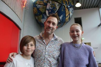 Jesper Grønkjær havde børnene Lina og Viggo med til bogreceptionen i går.