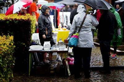 Der skal skabes mere byliv i Kjellerup. Måske som da der var loppemarked på det grønne område ved det gamle tinghus. Foto: Jakob Stigsen Andersen