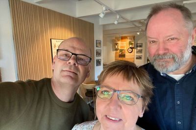 Rasmus Viuff, Carla Christensen og Niels Frydenlund taler om kaffebar og handelsliv i ugens udgave af Kjellerup Kortbølge.