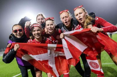 Kamma Meldgaard jubler her over, at EM-billetten er i hus. Hun står som nummer tre fra højre med nummer 12. Foto: Anders Kjærbye, fodboldbilleder.dk