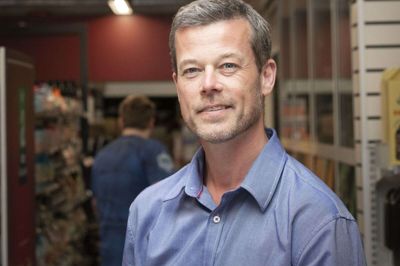Uddeler Peter Poulsen fortæller, at kunderne vælger billigere alternativer og knap så meget rødvin, når de køber ind.