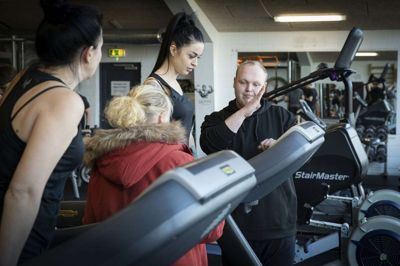 Ukrainerne har fået lov til at træne gratis hos Ans IF Motion og Fitness. På billedet ses instruktør Christian Hedegaard Sørensen. Foto: Martin Ballund