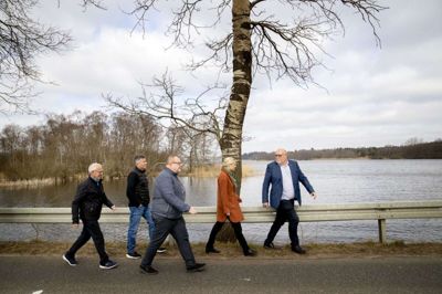 Transportminister Trine Bramsen har besøgt Ans Bro og set på behovet for at sende cykelsti-midler til Ans. Men skal der komme penge fra ministeren skal Viborg og Silkeborg Kommune sende en fælles ansøgning, siger Kristian Pihl Lorentzen. Foto: Jakob Stigsen Andersen