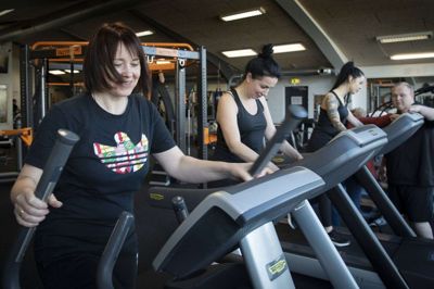 Anastaciaas mor, Tatyana Ocrymchuk (forrest), gik til boksning derhjemme, og de øvrige kvinder i selskabet, Yana Chepiga og Vlada Lucenko, er heller ikke uvante med motion og motionscenter. De var glade for at komme i center og få tankerne lidt væk fra krigen en stund. Nu er de blevet medlemmer - også til holdtræning. Foto: Martin Ballund