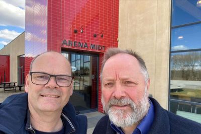 Niels og Rasmus er taget i Arena Midt for at producere ugens udgave af Kjellerup Kortbølge.