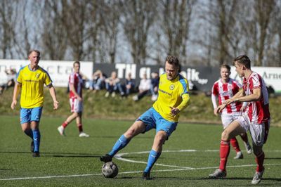 Mathias Færge (med bolden) fik et mål annulleret for offside i udekampen mod Fuglebakken. Foto: Martin Ballund