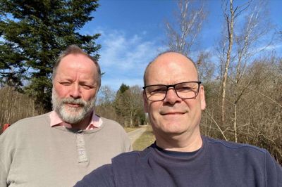 Rasmus Viuff og Niels Frydenlund går en tur i Kompedal Plantage i ugens udgave af podcasten Kjellerup Kortbølge.