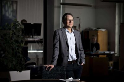 Chefredaktør Hans Krabbe bobler af ord, og han kan godt lide at nørde med sproget - både i Midtjyllands Avis og i de bøger, han ikke kan lade være med at skrive. Den radiovante redaktør er også meget begejstret for at lave podcasts - gerne om fodbold. Foto: Jakob Stigsen Andesen