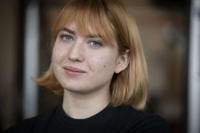18-årige Anastaciia Ochrymchuk fortæller flere gange, hvor taknemmelig hun er for at være kommet til Danmark. Og for den hjælp og varme, hun oplever. I denne uge var hun og tre andre ukrainske kvinder, heriblandt hendes mor, i motionscenteret i Ans. Dagen efter var hun og hendes mor af sted igen - Anastaciia til holdtræning.