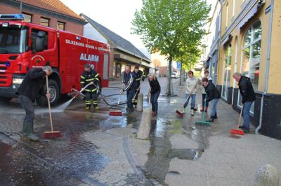 Kjellerups butikker gør byen ren sammen med Midtjysk Brand og Redning.