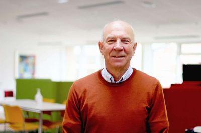 Glad, smilende og ved godt mod er Hans-Jørgen Hørning klar til at overdrage formandsposten i SOSU Østjylland. Her er han fotograferet i Silkeborg-afdelingens Hjerterum. Foto: Laura Corneliussen
