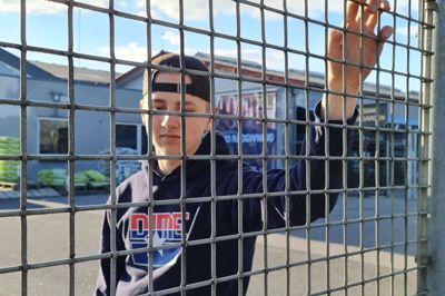 Jonas Klinge bag gitter hos XL Byg mandag sidst på eftermiddagen. Foto: privat