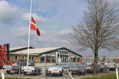 Hos Bredsgaard A/S blev der mandag flaget på halv efter Ivan Tangs død.