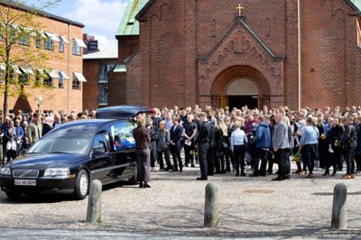 Omkring 500 mennesker var fredag mødt frem for at ære og sige farvel til 19-årige Matthias Birkkjær, der pludseligt døde i fredags. Foto: Jakob Stigsen Andersen