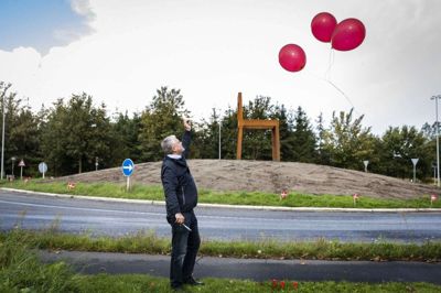Daværende borgmester Steen Vindum (V) sendte balloner til vejrs, da stolen ved Thorningvej blev indviet. Stolen vakte stor debat. Ikke alle var begejstrede. Foto: Martin Ballund