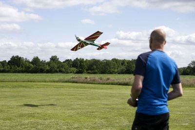 Lasse Vingtoft har fløjet med siden etableringen af Brande Modelflyveklub for mere end 25 år siden. Foto: Tom Laursen
