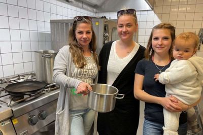 Anders Hartvig, frivillig i Kjellerup og byrådsmedlem for Venstre, var med til at indkvartere tre flygtningefamilier på Fuglemosen. Fra venstre Yilya, Nadiia og Anastassia med datteren Korolova. De to kvinder til venstre er søskende, og kvinden til højre er svigerinde, gift med deres bror. Foto: Anders Hartvig