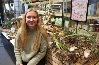 20-årige Claudia Nørgaard, der er ved at uddanne sig til blomsterdekoratør, har lavet en særudstilling hos Passiflora i Kjellerup. Udstillingen har titlen »bæredygtige begravelsesbinderier«. Foto: Morten Hallstrøm