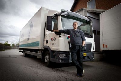 Henrik Andersen i Thorning har sagt farvel til meteorolog-jobbet, og er i dag chauffør for Elis i Kjellerup, hvor han fragter vasketøj rundt i det meste af landet. Foto: Jakob Stigsen Andersen